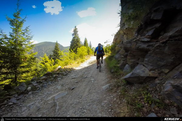 Traseu MTB Muntii Capatanii: Petrimanu - Curmatura Oltetului - Polovragi - Horezu - Tomsani - Babeni (Lacul Petrimanu - Lacul Galbenu - Pasul Curmatura Oltetului - Cheile Oltetului) - KERUCOV .ro © 2007 - 2025 || #traseecubicicleta #mtb #ssp