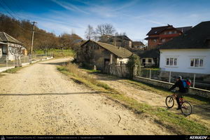 Trasee cu bicicleta MTB XC - Traseu MTB Fieni - Runcu - Raul Alb - Sipot - Vulcana Bai - Sotanga - Targoviste (Schitul Bunea si Padurea Vulcana) de Andrei Vocurek