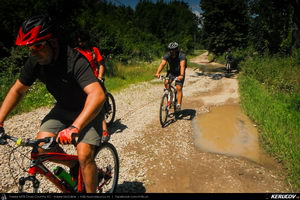 Trasee cu bicicleta MTB XC - Traseu MTB Floresti - Moreni - I.L. Caragiale - Ratoaia - Dobra - Titu (Micul Trianon - cazemata germana - Zimbraria Neagra Bucsani) de Andrei Vocurek