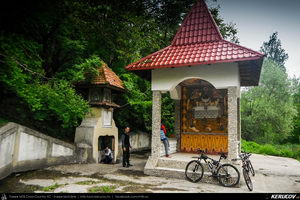 Trasee cu bicicleta MTB XC - Traseu MTB Gaesti - Slobozia - Glavacioc - Negrasi - Mozacu - Rascaeti - Gaesti (Manastirea Glavacioc si Poiana cu narcise Negrasi) de Andrei Vocurek