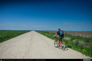 Trasee cu bicicleta MTB XC - Traseu MTB Gaesti - Slobozia - Glavacioc - Negrasi - Mozacu - Rascaeti - Gaesti (Manastirea Glavacioc si Poiana cu narcise Negrasi) de Andrei Vocurek