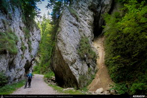 Trasee cu bicicleta MTB XC - Traseu MTB Masivul Piatra Craiului: Zarnesti - Cabana Gura Raului - Prapastiile Zarnestilor - spre Cabana Curmatura (varianta familie, copil de 1 an) de Andrei Vocurek