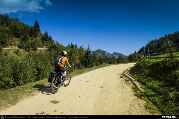 Trasee cu bicicleta MTB XC - Traseu MTB Zarnesti - Magura - Pestera - Moieciu - Bran - Predelut - Zarnesti (varianta familie, copil de 2 ani) de Andrei Vocurek