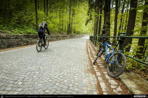 Trasee cu bicicleta MTB XC - Traseu MTB Muntii Bucegi: Sinaia - Cota 1400 - Stana Regala / Poiana Stanii - Sinaia (Schitul Sfanta Ana, Stancile Franz Joseph, Stanca Sfanta Ana, Castelul Peles) de Andrei Vocurek