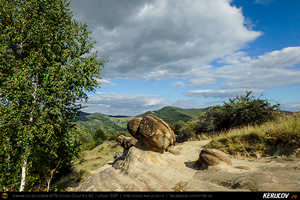 Trasee cu bicicleta MTB XC - Traseu MTB Poienile - Patarlagele - Colti - Ulmet - Bozioru - Muscelu-Caramanesti - Valea Sibiciului - Poienile: Babele de la Ulmet / trovanti de Andrei Vocurek