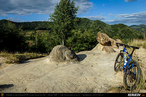 Trasee cu bicicleta MTB XC - Traseu MTB Poienile - Patarlagele - Colti - Ulmet - Bozioru - Muscelu-Caramanesti - Valea Sibiciului - Poienile: Babele de la Ulmet / trovanti de Andrei Vocurek
